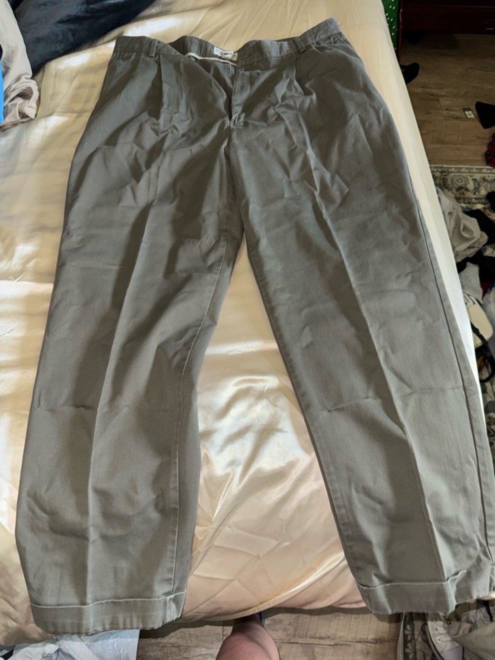 Roundtree & Yorke Men's Gray Chinos